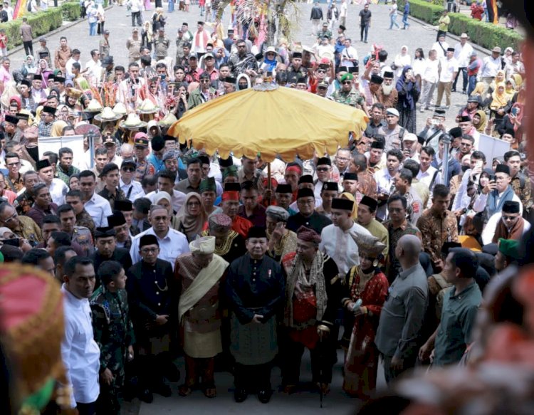 Disambut Hangat Warga, Prabowo Berpantun untuk Masyarakat Minang