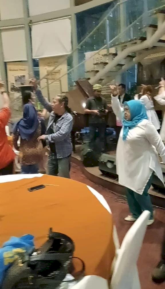 Vokalis Jebolan Indonesian Idol Sesi 7 Hipnotis Seluruh Tamu Undangan Syukuran Launching HarianBerita.ID