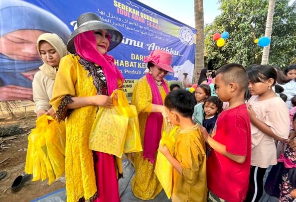 Di Perkampungan Nelayan, Aktris Senior Erna Santoso Bersama Yayasan Anak Peduli Indonesia Melaksanakan Kurban