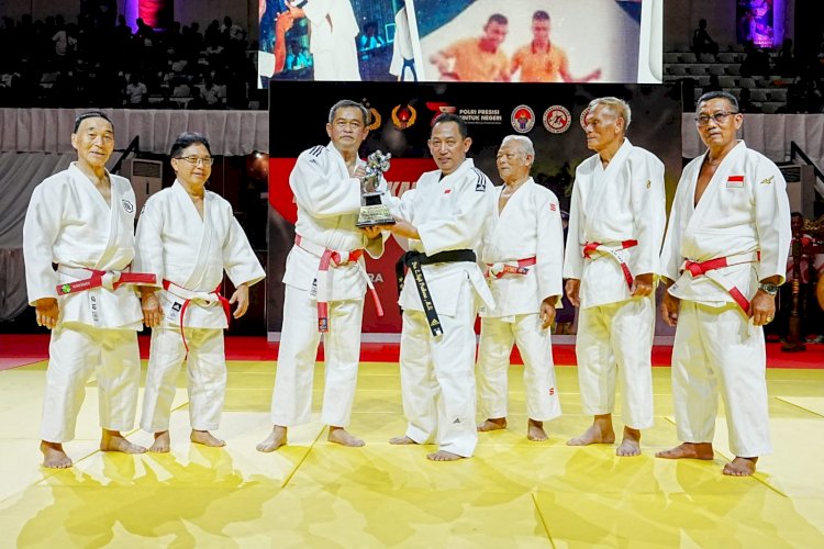 Ketua Umum PB PJSI Sematkan Sabuk Hitam dan-5 Judo kepada Kapolri