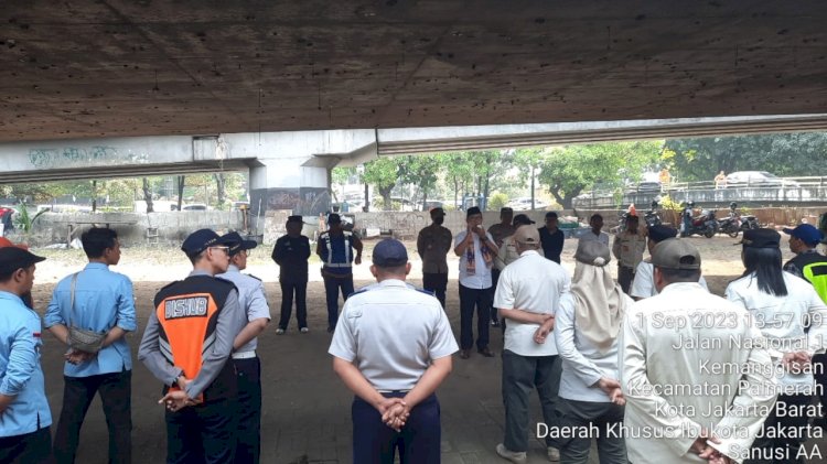 Sambut KTT ASEAN, Tiga Pilar Grogol Petamburan Lakukan Penertiban Kolong Jembatan Grogol