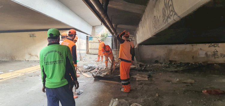 Sambut KTT ASEAN, Tiga Pilar Grogol Petamburan Lakukan Penertiban Kolong Jembatan Grogol