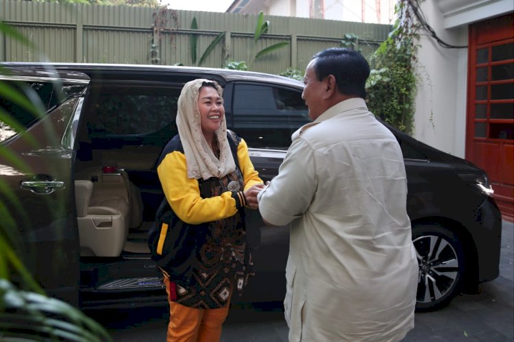 Disambut di Depan Mobil, Yenny Wahid Tiba di Kediaman Prabowo