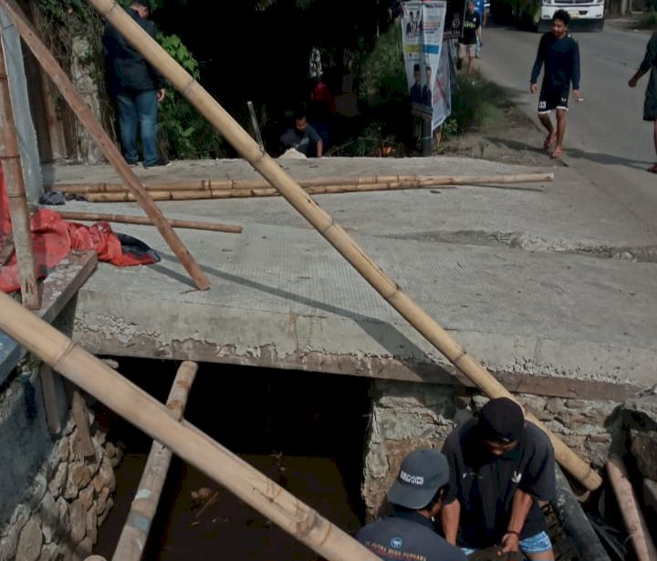 Antisipasi Banjir, Karang Taruna dan Karyawan Perusahaan Desa Tlajung Udik Gunung Putri Melaksanakan Kerja Bakti
