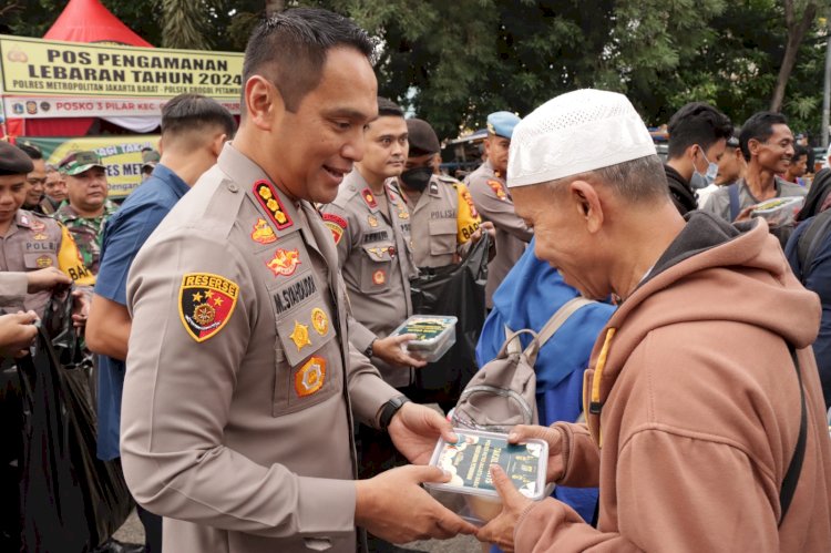 Polrestro Jakbar Bersama 3 Pilar Berbagi Takjil Kepada Pemudik