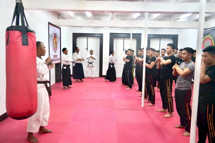 Tingkatkan Kemampuan, Personel Satuan Brimob Polda Metro Jaya Latihan Beladiri Aikido