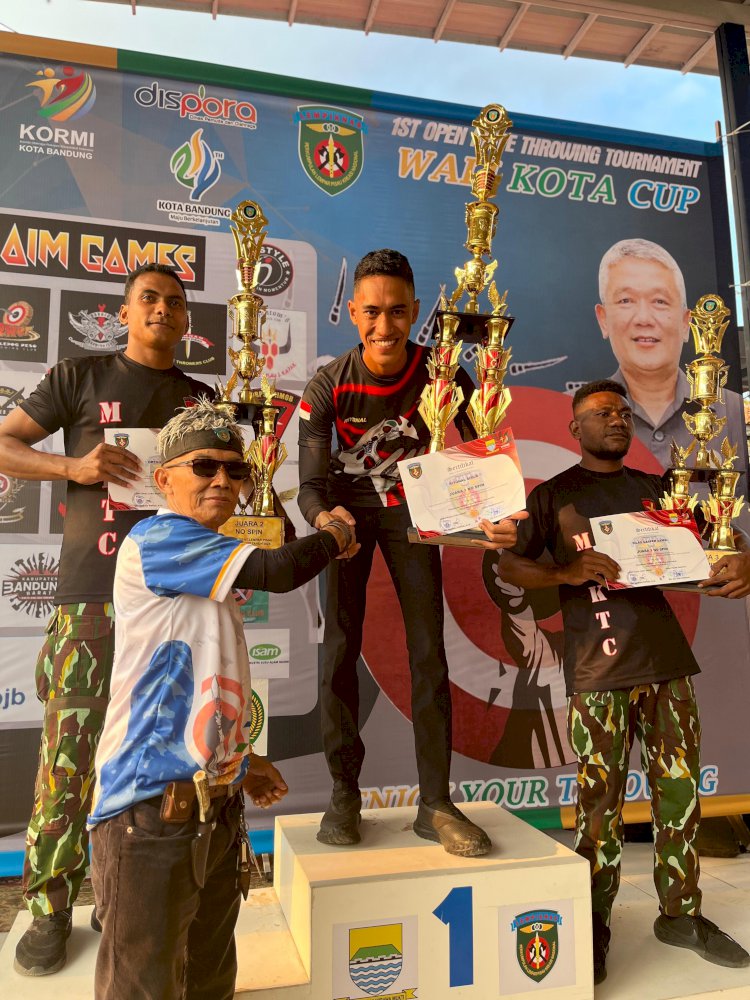 Personel Resimen II Juara Umum Lempar Pisau Dan Kampak Walikota Cup Lempiknas Ke-1 Bandung