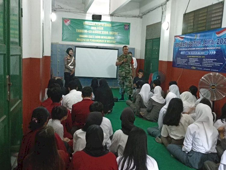Kegiatan Non Fisik TMMD Ke-121 Melaksanakan Penyuluhan Terkait Tertib Berlalu lintas dan Wawasan Kebangsaan