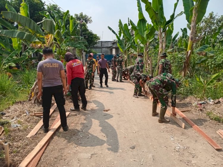 Prajurit TMMD Reguler ke-121 Siapkan Bekisting Sebelum Pengecoran Jalan