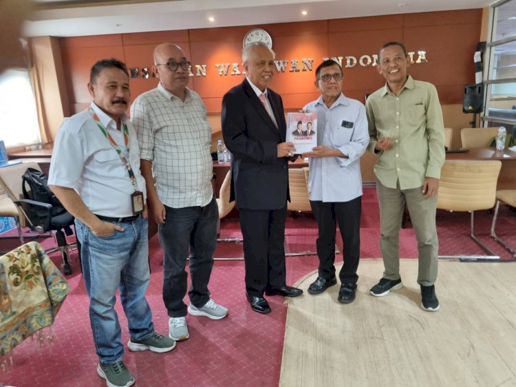OC Kaligis Sumbang 100 Buku dan Perkuat LKBPH PWI Pusat