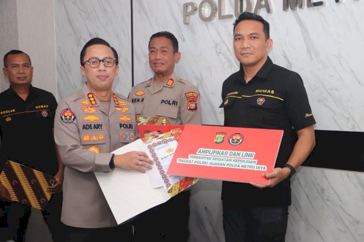 5 Personel Bidhumas Polda Metro Jaya Berprestasi Terima Reward