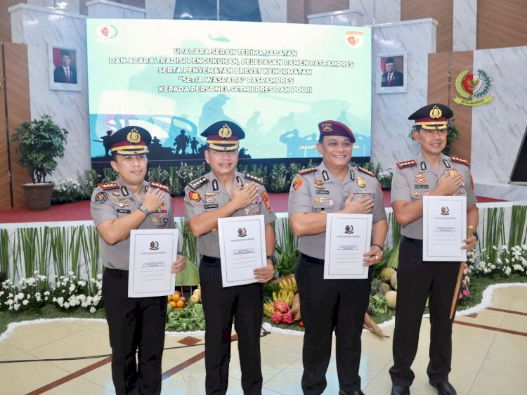 Dirreskrimsus, Kabidhumas, dan Kabidkum Polda Metro Jaya Terima Brevet Setia Waspada dari Danpaspampres