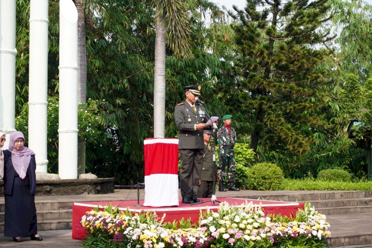 Kolonel Inf Iman Widhiarto Inspektur Upacara Memperingati Hari Pahlawan di TMP Kalimulya