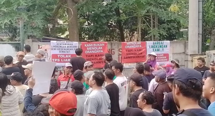 Aksi Unjuk Rasa Damai Warga Meruyung Minta Penutupan TPS Liar
