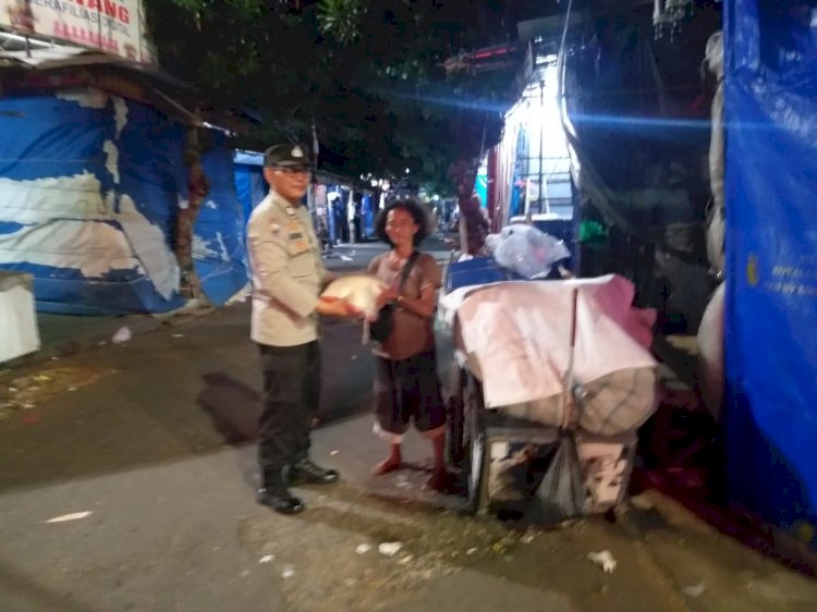 Cooling System Pasca Pilkada 2024, Polres Metro Jaktim Bagikan Beras ke Warga Kurang Mampu