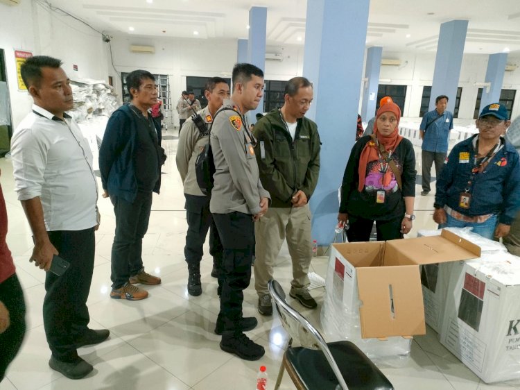 Kapolsek Cek Pengamanan Rekapitulasi Penghitungan Suara Cagub dan Cawagub DKI Jakarta di Gedung PPK Kelapa Gading