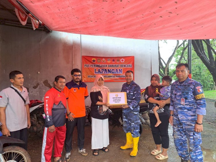 Selain Memberikan Bantuan Logistik, Personel Lanud Husein Sastranegara Bantu Evakuasi Warga