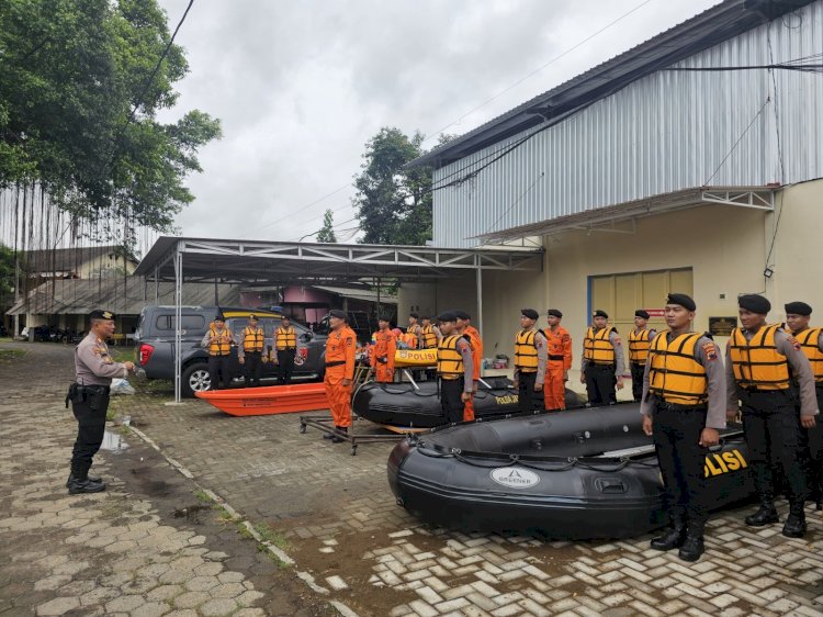 Sat Samapta Polres Pekalongan Cek Peralatan SAR