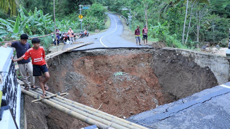 Ditpolairud Polda Jabar dan Satpolairud Polres Sukabumi Bangun Jembatan Darurat