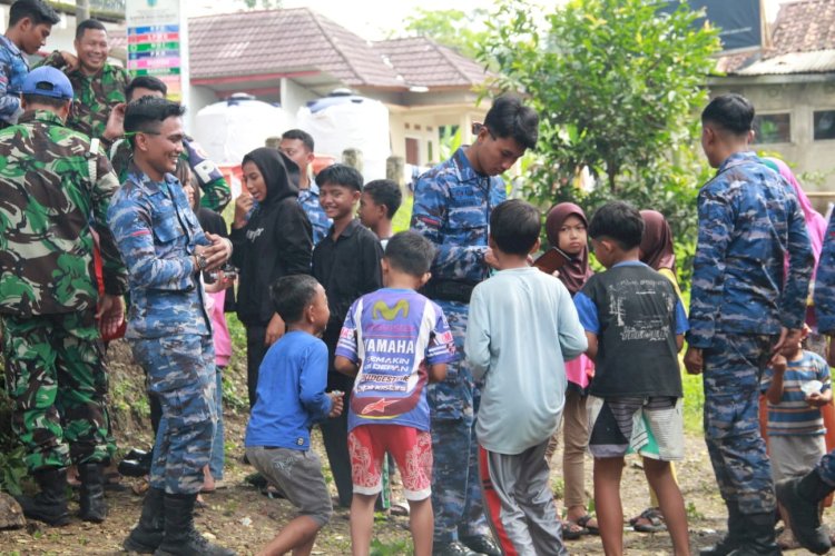 Masyarakat Korban Bencana di Cianjur Sambut Baik Personel Lanud Husein Sastranegara Berikan Trauma Healing