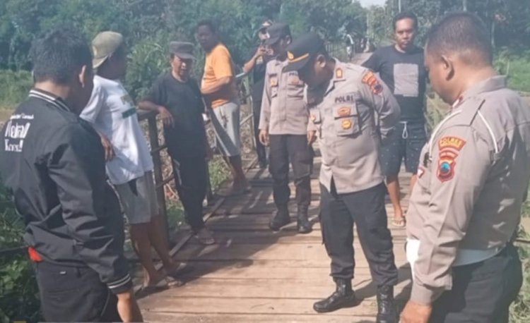 Kapolsek Sragi dan Pemdes Cek Jembatan Glotak Amblas di Desa Blimbingwuluh
