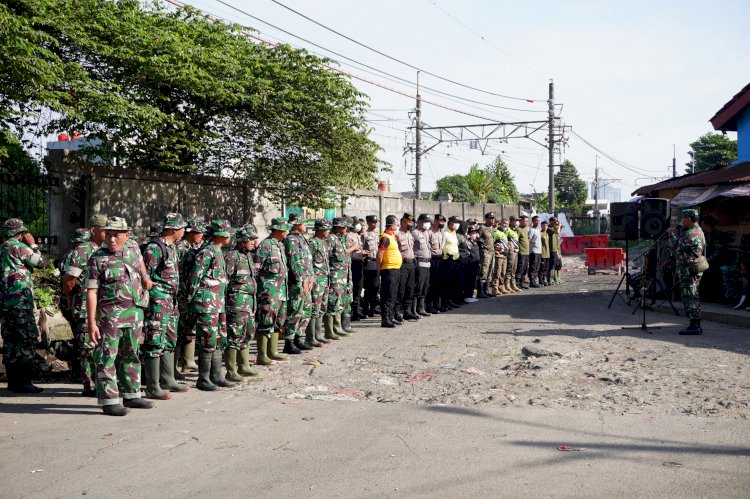 Peringati Hari Juang Kartika TNI AD 2024, Kodim 0508/Depok Gelar Karya Bhakti di Pasar Kemirimuka