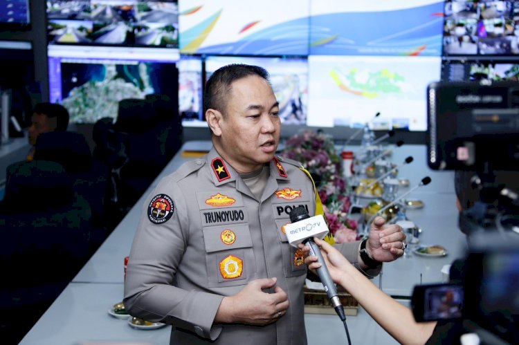 Korlantas Polri Urai Kepadatan di Ruas Tol Jakarta-Cikampek Dengan Melakukan Contraflow