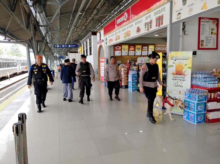 Mulai Dipadati Penumpang, Polisi dan Anjing Pelacak Standbay di Stasiun Pasar Senen