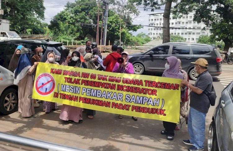 Demo Warga RW 06 Kelurahan Sukma Jaya Terkait Pembakaran Sampah Mendapat Pengawalan Babinsa dan Kepolisian