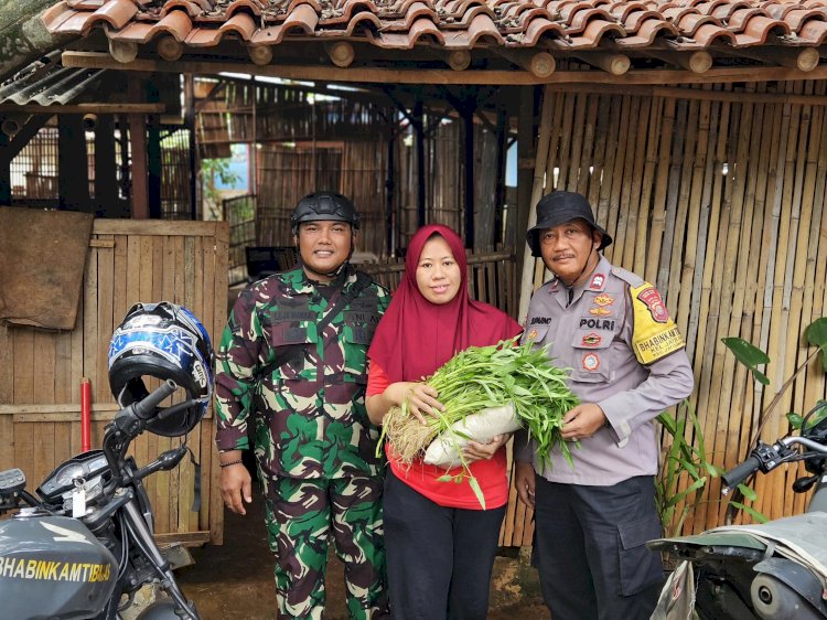 Doa Tulus dari Lansia untuk Pak Bhabin yang Berbagi Sembako