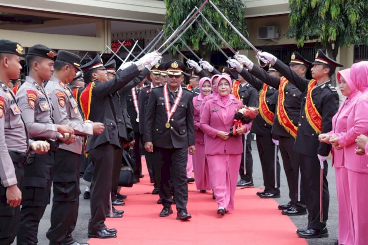 Kapolres Pekalongan Lepas Enam Anggota Purna Tugas