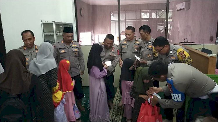 Polsek Cakung Berbagi Melalui Program Peduli Polri Untuk Masyarakat