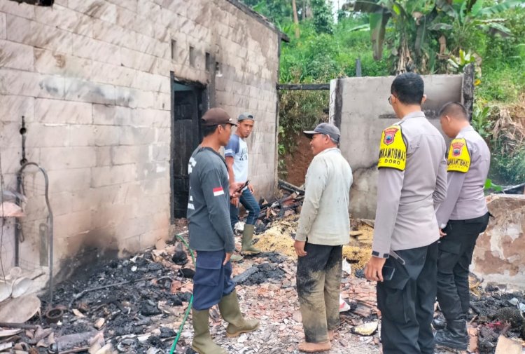 Polisi Olah TKP, Satu Unit Rumah Di Desa Sidoharjo Doro Terbakar