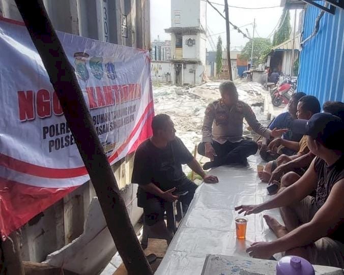 Kebersamaan Ngopi Kamtibmas bersama Pengemudi Truk untuk Colling System