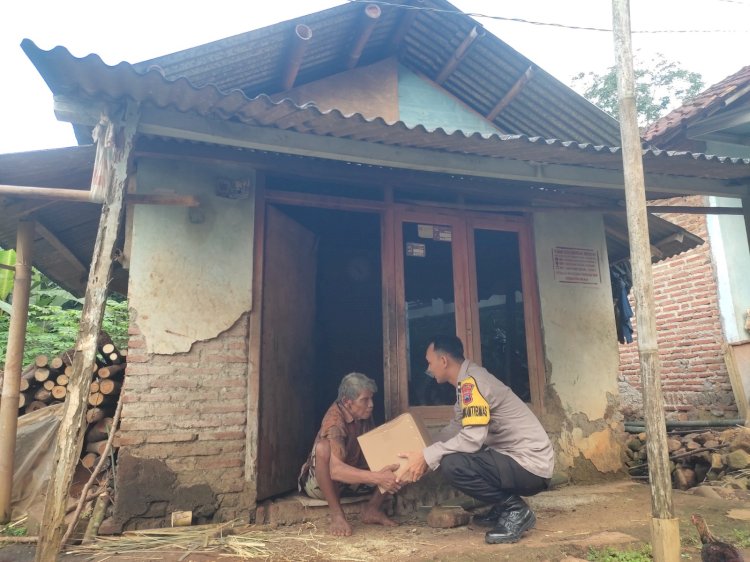 Bhabinkamtibmas Polsek Kajen Serahkan Bantuan ke Warga Kurang Mampu