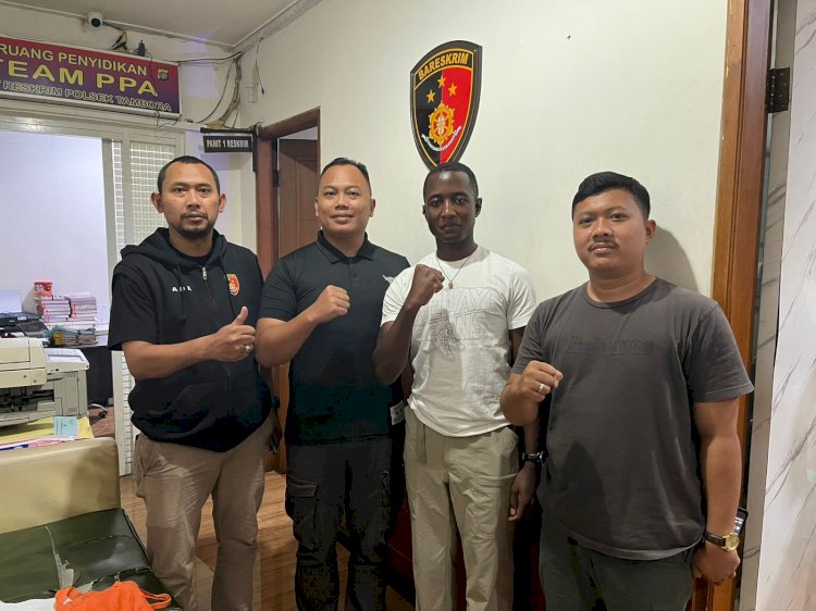 WNA Asal Afrika Apresiasi Profesionalitas Polsek Tambora Berhasil Menemukan Barang Miliknya di KRL
