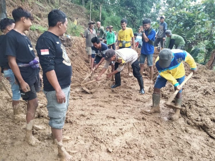 TNI - Polri dan Warga Bersihkan Material Longsor