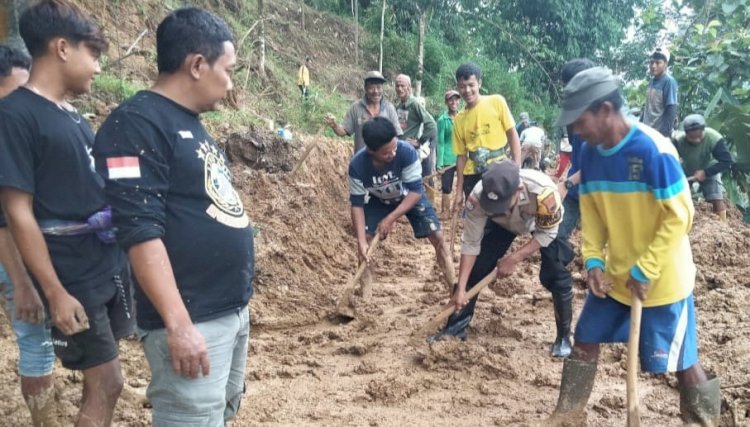 TNI-Polri Bersama Warga Bersihkan Material Longsor di Wilayah Kandangserang
