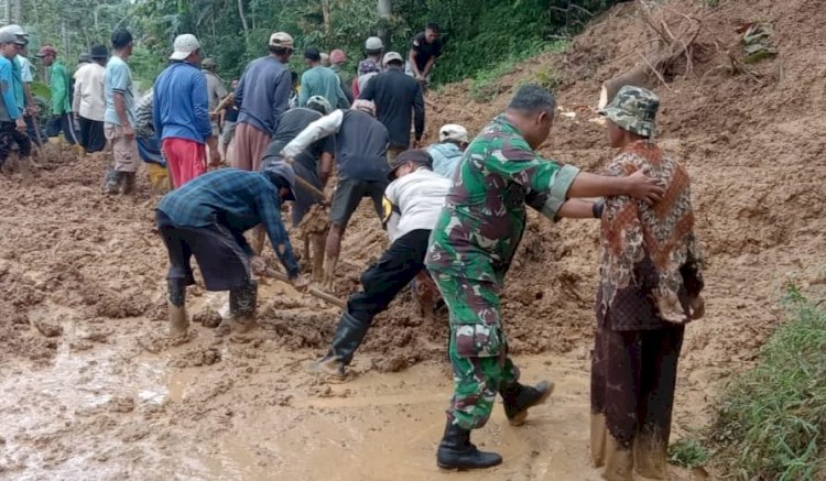 TNI-Polri Bersama Warga Bersihkan Material Longsor di Wilayah Kandangserang