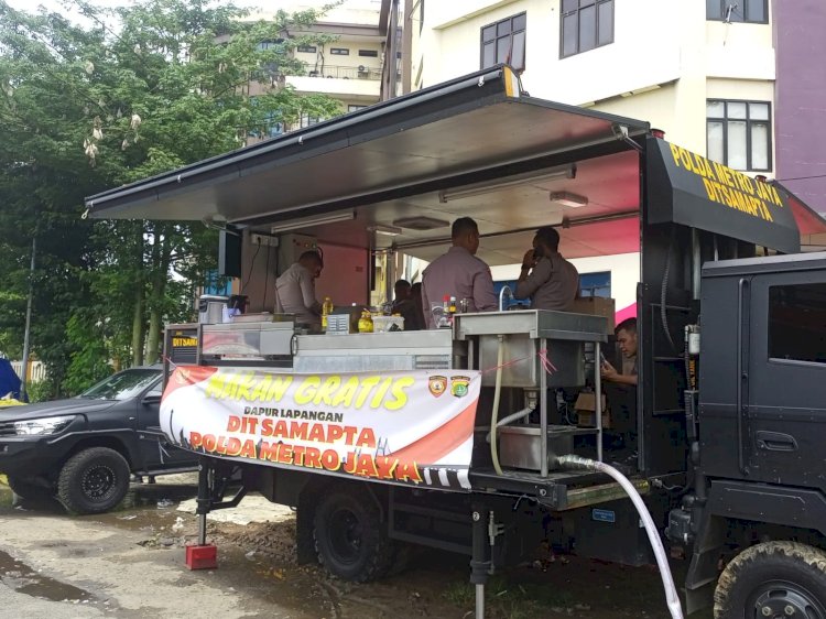Polres Metro Jakpus Bangun Tiga Dapur Lapangan Untuk Bantu Korban Kebakaran Kebon Kosong