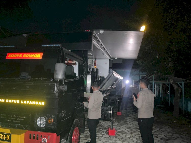 Tim SAR Satbrimob Polda Jateng ke Lokasi Longsor Bantu Cari Korban Hilang dan Siapkan Dapur Lapangan