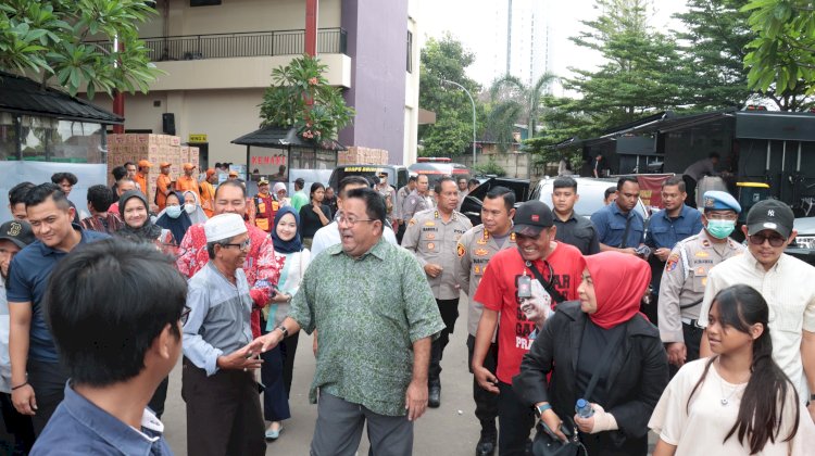 Kapolres Metro Jakarta Pusat Dampingi Wakil Gubernur Terpilih Rano Karno Kunjungi Penampungan Korban Kebakaran
