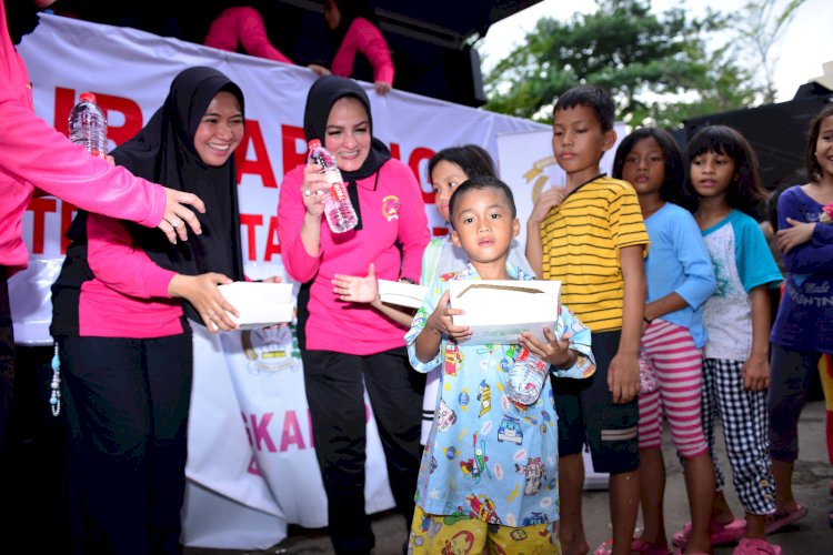 Bhayangkari dan Polwan Polres Metro Jakarta Pusat Bantu Pengungsi Korban Kebakaran Kebon Kosong