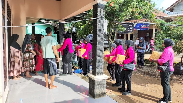 Korban Bencana Alam Menerima Bantuan Dari Bakti Sosial Bhayangkari Peduli, Sampaikan Bantuan Korban Bencana Alam