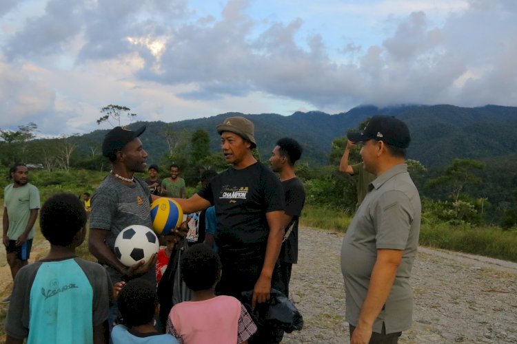 Satgas Ops Damai Cartenz Pererat Hubungan dengan Pemuda Melalui Olahraga Bersama