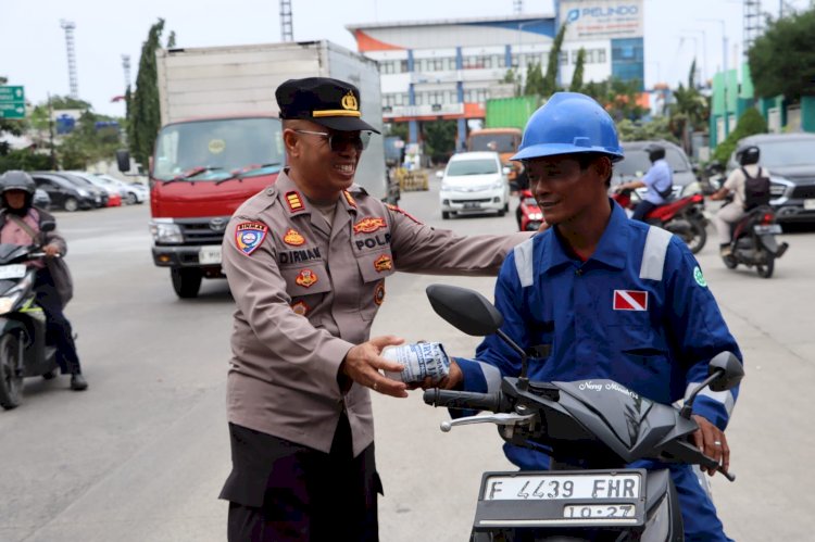 Berbagi Kebahagiaan, Kasatbinmas Bagikan Makanan Siap Santap