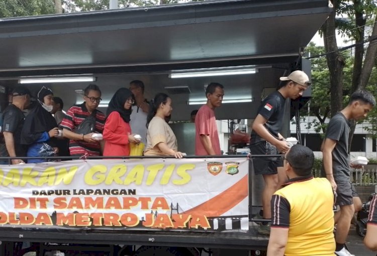 Ditsamapta Polda Metro Jaya Bagi-bagi Makanan Gratis di CFD