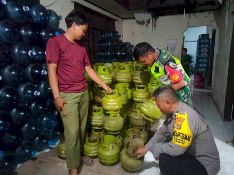 Babinsa dari Koramil 07/Limo Pantau Penyaluran gas LPG 3 Kg