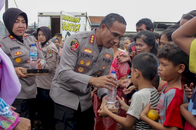 Polres Metro Jakarta Timur Bagikan 300 Nasi Box Gratis untuk Warga