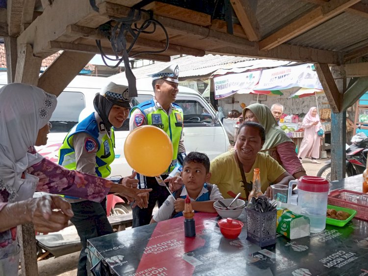 Sosialisasi Berkendaraan Di Jalan, Satlantas Pekalongan Sambangi Pedagang Pasar Karanganyar dan Kajen